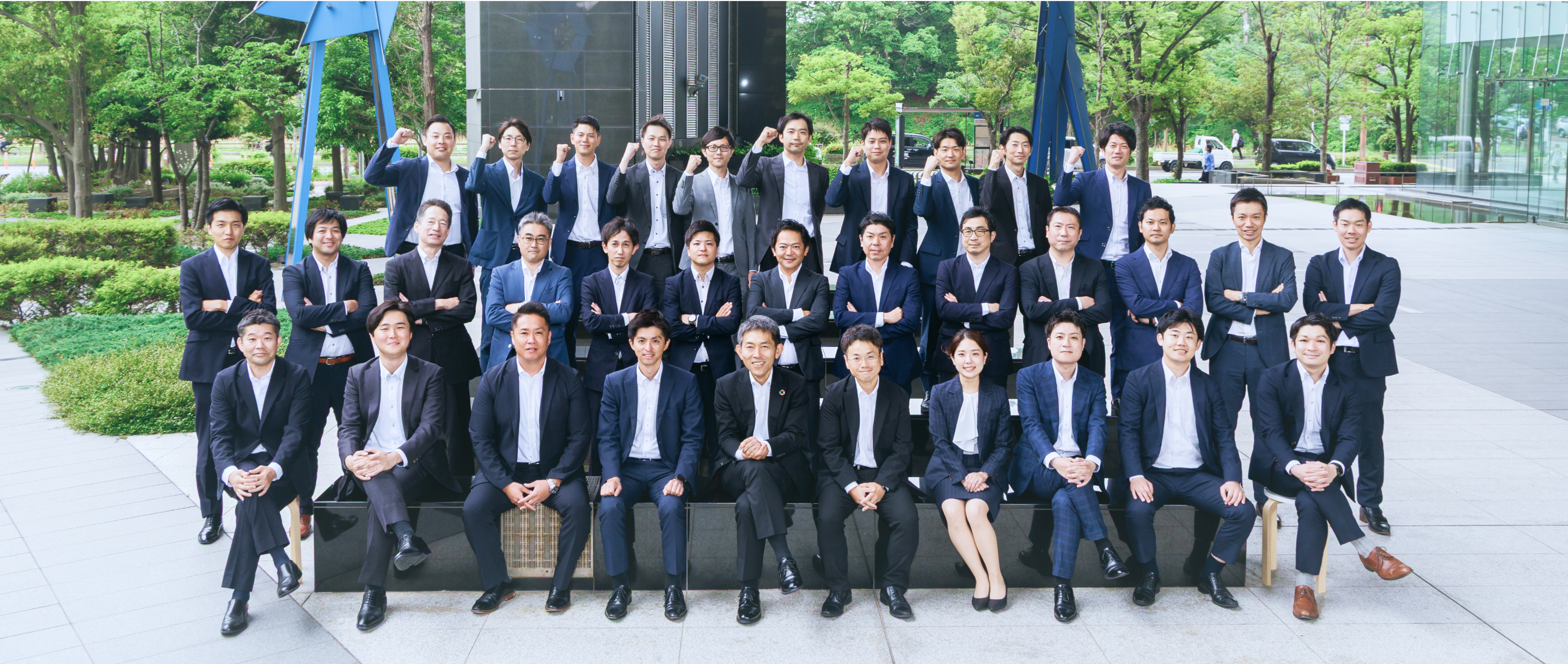 スーツ姿のスタッフ数名の写真